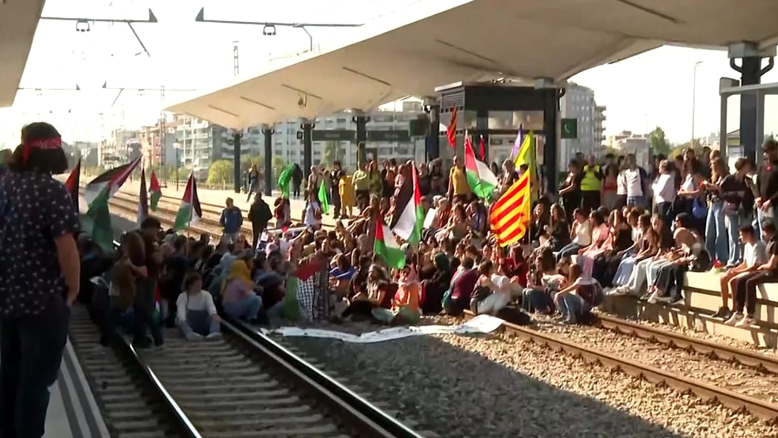 Manifestanti filo-palestinesi bloccano i binari del treno, 15 ottobre 2025.