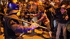 Polizei gerät bei einer Demonstration zur Unterstützung der Palästinenser mit Demonstranten aneinander