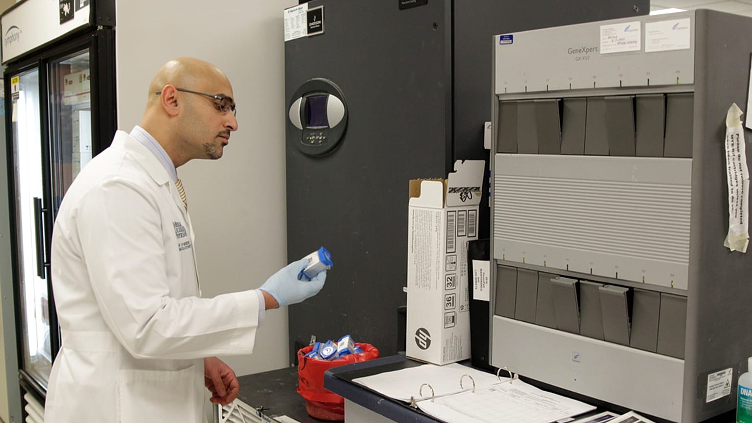 في هذه الصورة، الملتقطة في ١٠ فبراير ٢٠١٧ في مختبرات ويسكونسن للتشخيص في ميلووكي، يُظهر الدكتور إيهاب عطا الله جهازًا مشابهًا لجهازٍ يُجري فحص عينات الدم في دراسة لسرطان الدم.