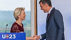 Ursula von der Leyen y Pedro Sánchez se dan la mano después de una rueda de prensa durante una cumbre de la UE en Madrid, España, el 3 de julio de 2023.