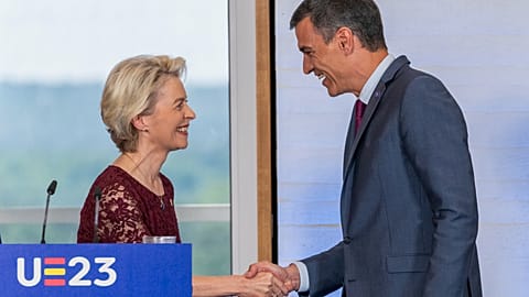 Ursula von der Leyen y Pedro Sánchez se dan la mano después de una rueda de prensa durante una cumbre de la UE en Madrid, España, el 3 de julio de 2023.