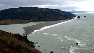  يتدفق نهر كلاماث إلى المحيط الهادئ يوم الأحد 13 مارس 2011 في كلاماث، كاليفورنيا.