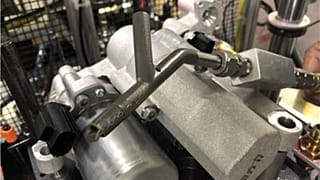  قلّصت مجموعة مركبات إيتون التكلفة ووقت التطوير باستخدام قدراتها في الطباعة المعدنية ثلاثية الأبعاد لإنتاج فوهة تعبئة الزيت هذه.