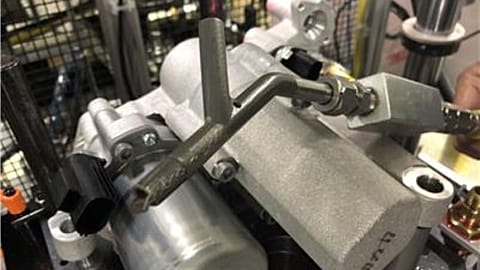 قلّصت مجموعة مركبات إيتون التكلفة ووقت التطوير باستخدام قدراتها في الطباعة المعدنية ثلاثية الأبعاد لإنتاج فوهة تعبئة الزيت هذه.