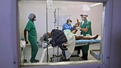 Pessoal médico opera uma mulher numa clínica gerida pelos Médicos Sem Fronteiras no bairro de Tabarre, em Port-au-Prince, 8 de maio de 2025