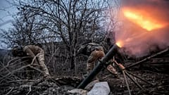 Ukrainische Soldaten feuern 120-mm-Mörser auf Stellungen der russischen Armee in der Nähe von Chasiv Yar, 16. März 2025