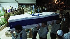 Israelische Soldaten tragen den Sarg des ermordeten Geiselhauptmanns Daniel Peretz während seiner Beerdigung auf dem Militärfriedhof Mt. Herzl in Jerusalem am Mittwoch, den 15. Oktober 2025.