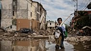 Egy férfi átkel egy sáros utcán Poza Ricában, Veracruz államban, Mexikóban, 2025. október 15-én, szerdán, a halálos áradások és a heves esőzések után. 