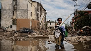 Egy férfi átkel egy sáros utcán Poza Ricában, Veracruz államban, Mexikóban, 2025. október 15-én, szerdán, a halálos áradások és a heves esőzések után. 