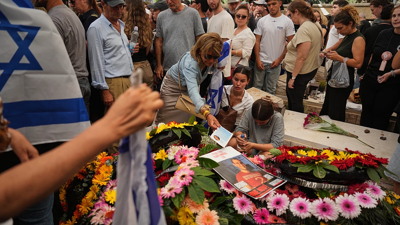 Familiari raccolti intorno alla bara dell'ostaggio Tamir Nimrodi durante il funerale al cimitero di Kfar Saba (16 ottobre 2025)
