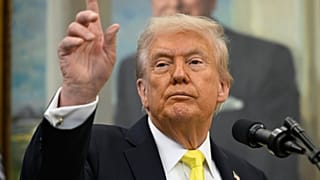 الرئيس الأميركي دونالد ترامب يتحدث خلال فعالية في المكتب البيضاوي بالبيت الأبيض، الأربعاء، 15 تشرين الأول/أكتوبر 2025، في واشنطن