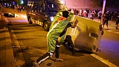 Протестующие переворачивают мусорные баки на улицах Барселоны / 15 октября 2025 г,