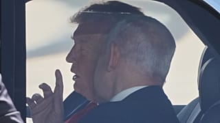 دونالد ترامپ، رئیس جمهور آمریکا، پس از مراسم استقبال در فرودگاه بن گوریون در نزدیکی تل آویو، اسرائیل، دوشنبه ۱۳ اکتبر ۲۰۲۵