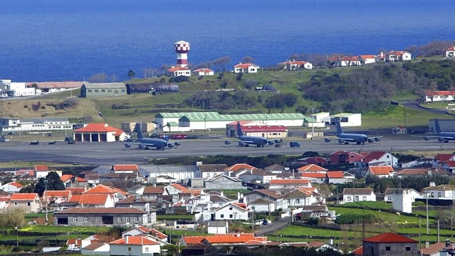 Anche alcuni lavoratori di una base aerea statunitense alle Azzorre subiscono le conseguenze dello "shutdown" americano