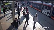 Πλάνα κάμερας ασφαλείας από τον σταθμό τραμ της Καισάρειας.