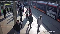 Запись с камеры наблюдения на трамвайной станции в Кайсери.