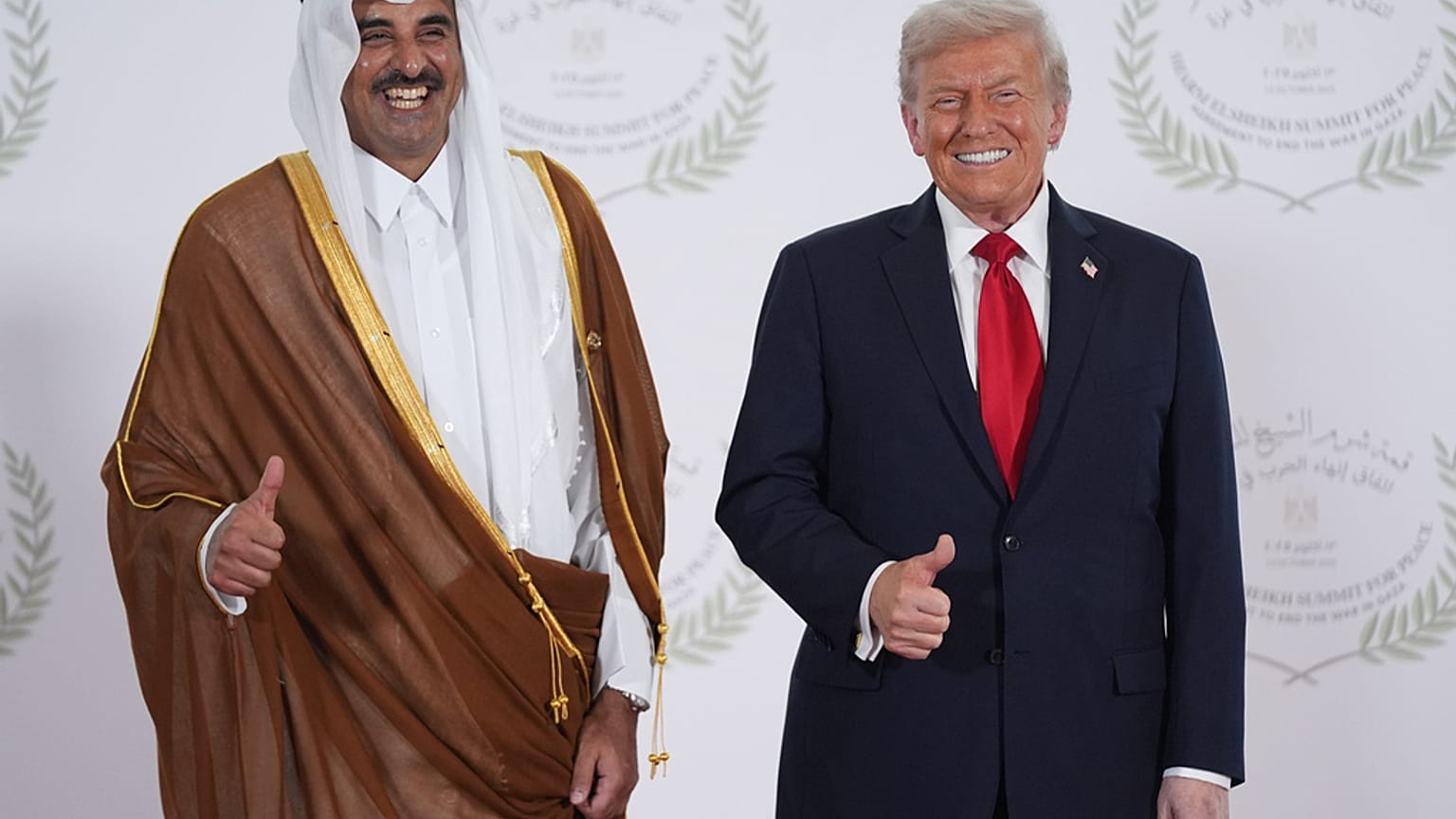 ترامب يلتقي الشيخ محمد بن عبد الرحمن آل ثاني في قمة بشرم الشيخ لدعم وقف الحرب بين إسرائيل وحماس في غزة، 13 أكتوبر 2025.