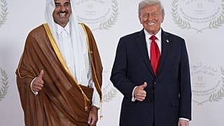 ترامب يلتقي الشيخ محمد بن عبد الرحمن آل ثاني في قمة بشرم الشيخ لدعم وقف الحرب بين إسرائيل وحماس في غزة، 13 أكتوبر 2025.