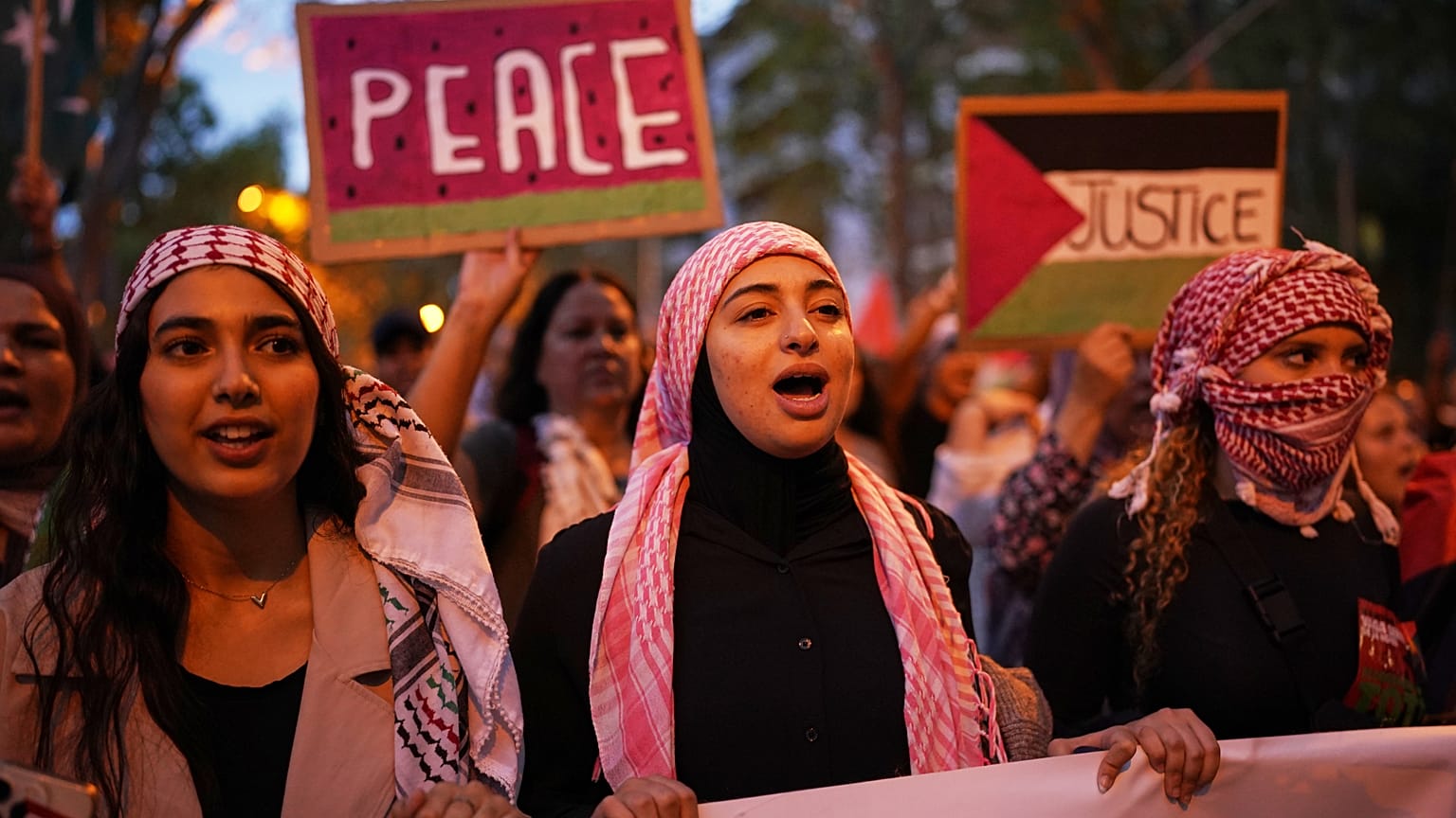 Manifestantes marchan durante una protesta en apoyo a los palestinos y en protesta por las acciones del Gobierno de Israel, en Barcelona, ​​el 15 de octubre de 2025.