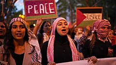 Manifestantes marcham durante um protesto em apoio aos palestinianos e contra as acções do governo israelita, em Barcelona, 15 de outubro de 2025.