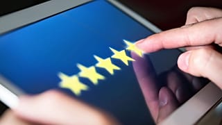 Ένας χρήστης πραγματοποιεί έρευνα σε ένα tablet.