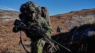 Soldados suecos participam num exercício com tropas de vários membros europeus da NATO na Gronelândia, a 17 de setembro de 2025.