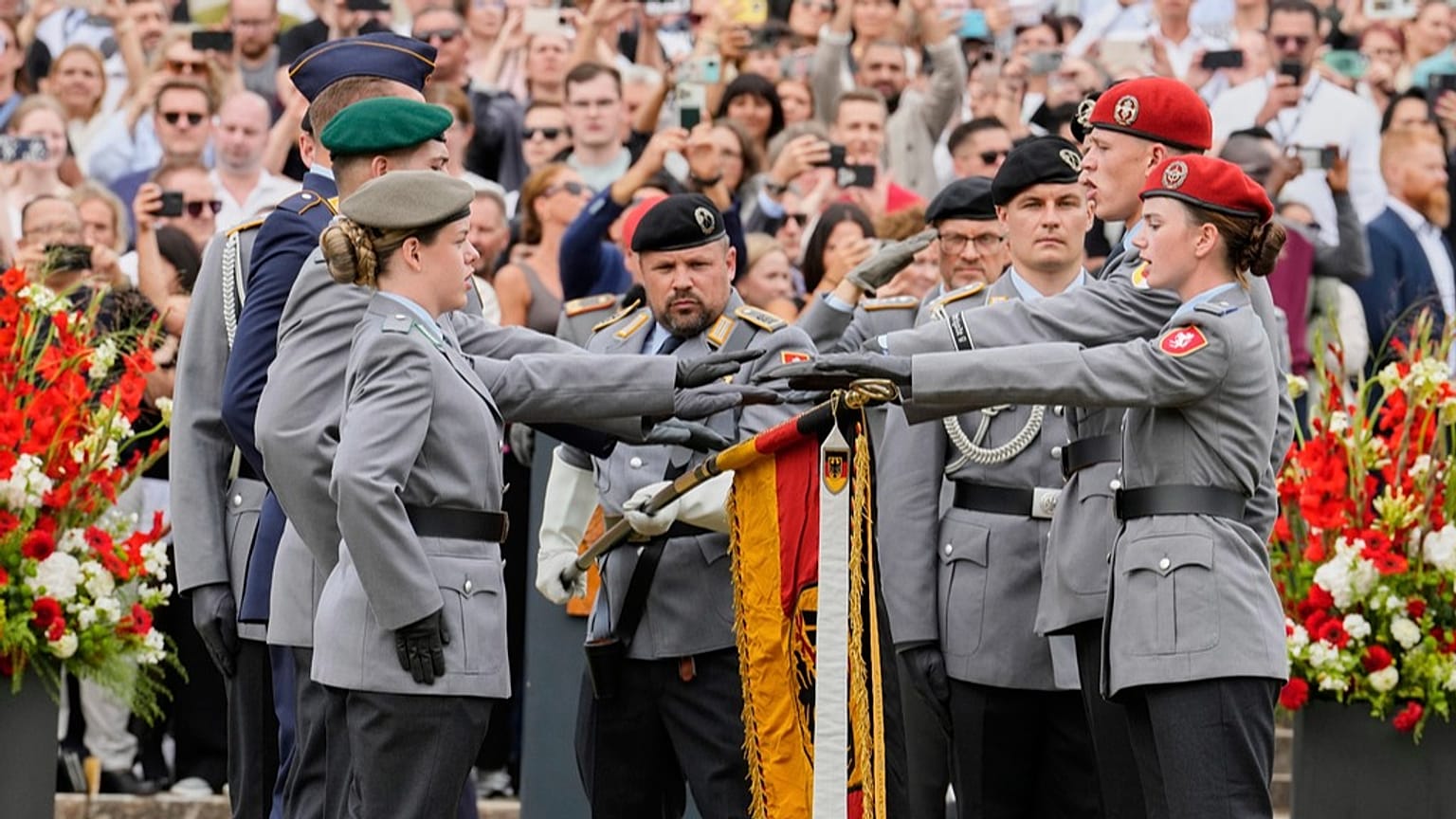 Neue Rekruten der Bundeswehr nehmen am 4. September 2025 bei einer Vereidigungszeremonie vor dem Landtag von Nordrhein-Westfalen teil
