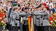 Neue Rekruten der Bundeswehr nehmen am 4. September 2025 bei einer Vereidigungszeremonie vor dem Landtag von Nordrhein-Westfalen teil