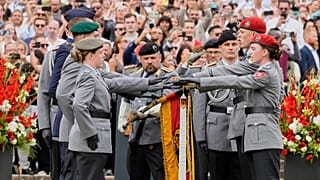 Neue Rekruten der Bundeswehr nehmen am 4. September 2025 bei einer Vereidigungszeremonie vor dem Landtag von Nordrhein-Westfalen teil