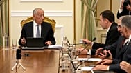 O presidente português Marcelo Rebelo de Sousa, à esquerda, conversa com o primeiro-ministro português Luís Montenegro, segundo à esquerda