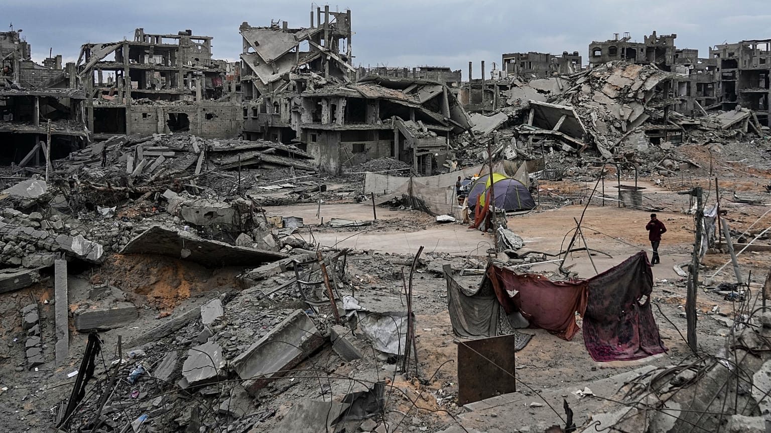 Palestinos desplazados montan sus tiendas entre los edificios destruidos en el campo de refugiados de Shati, en la ciudad de Gaza, el domingo 12 de octubre de 2025 (AP Photo/Abdel Kareem Hana)