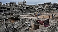 Palestinos desplazados montan sus tiendas entre los edificios destruidos en el campo de refugiados de Shati, en la ciudad de Gaza, el domingo 12 de octubre de 2025 (AP Photo/Abdel Kareem Hana)
