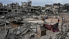 Palestinos desplazados montan sus tiendas entre los edificios destruidos en el campo de refugiados de Shati, en la ciudad de Gaza, el domingo 12 de octubre de 2025 (AP Photo/Abdel Kareem Hana)