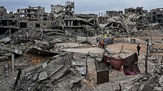 Palestinesi sfollati montano le loro tende tra gli edifici distrutti nel campo profughi di Shati, a Gaza City, domenica 12 ottobre 2025 (Foto AP/Abdel Kareem Hana)