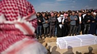 تشييع الرهينة حمزة الزيادنة (23 عامًا) في مدينة رهط بعد العثور على جثته داخل نفق تحت الأرض جنوبي غزة.