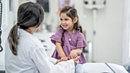 Uma criança visita o médico.