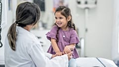 Un niño visita al médico.