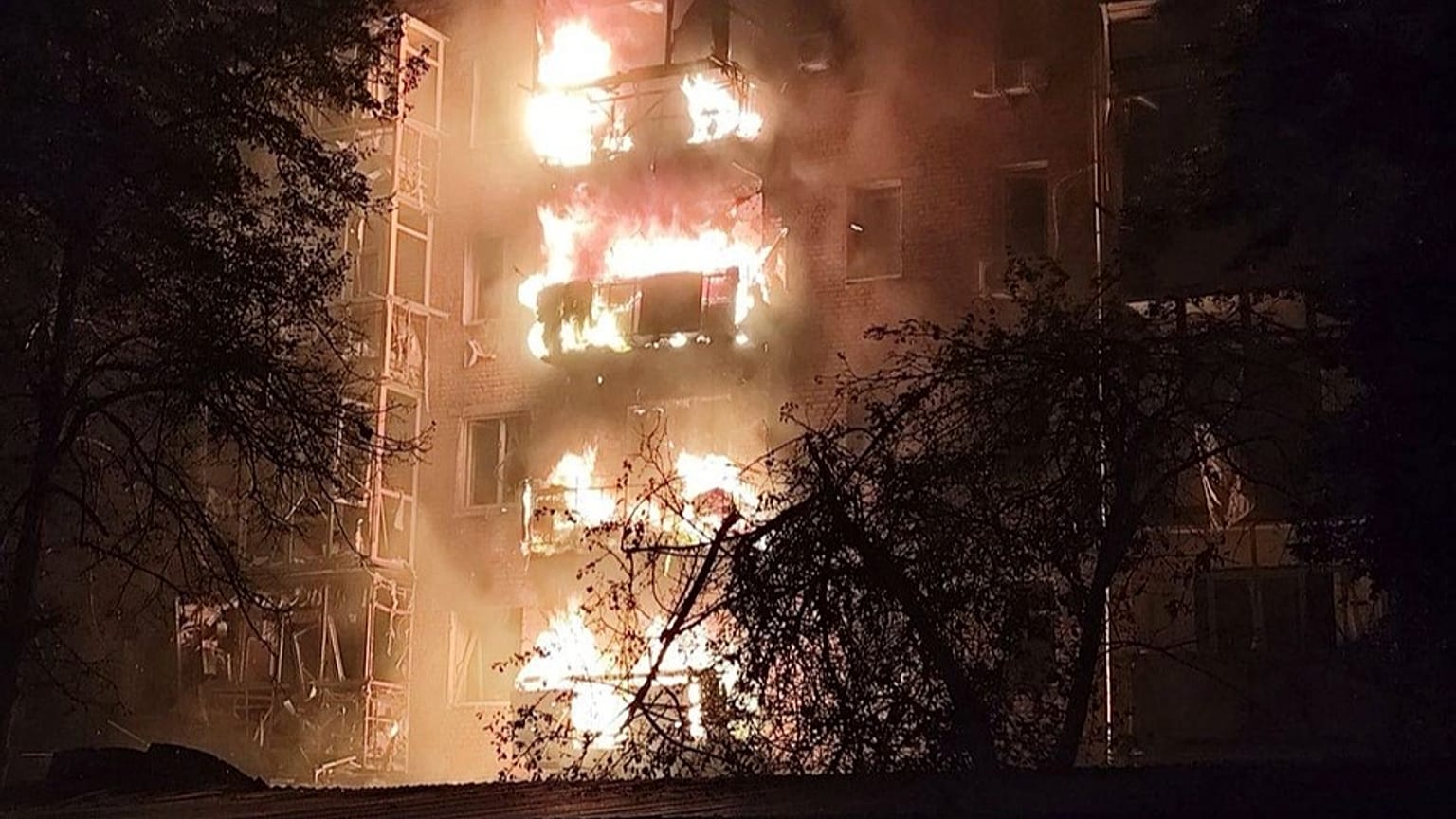 Um edifício residencial é visto em chamas após um ataque russo em Nizhyn, região de Chernihiv, Ucrânia, na quinta-feira, 16 de outubro de 2025