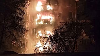 Жилой дом горит после российского удара в Нежине, Черниговская область, Украина, четверг, 16 октября 2025 г.