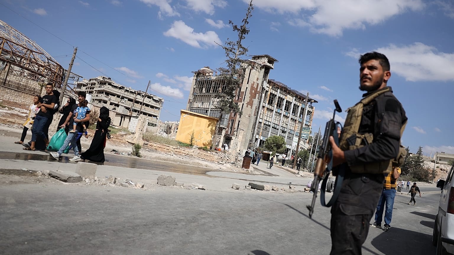 عناصر الأمن السوري على الحراسة بينما يغادر السكان أحياء الشيخ مقصود والأشرفية في مدينة حلب بسوريا، يوم الثلاثاء 7 أكتوبر 2025