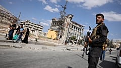 عناصر الأمن السوري على الحراسة بينما يغادر السكان أحياء الشيخ مقصود والأشرفية في مدينة حلب بسوريا، يوم الثلاثاء 7 أكتوبر 2025