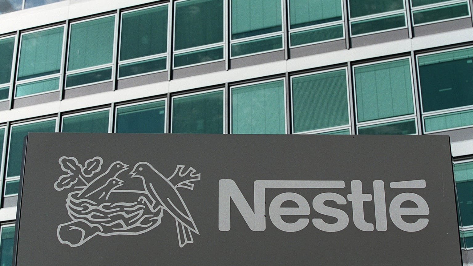 El logotipo de la empresa suiza de alimentos y bebidas Nestlé
