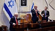  الرئيس دونالد ترامب يلقي كلمة أمام الكنيست، بجوار أمير أوهانا، رئيس الكنيست، والرئيس الإسرائيلي إسحاق هرتسوغ، يوم الاثنين، 13 أكتوبر/تشرين الأول 2025، في القدس.