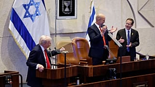 الرئيس دونالد ترامب يلقي كلمة أمام الكنيست، بجوار أمير أوهانا، رئيس الكنيست، والرئيس الإسرائيلي إسحاق هرتسوغ، يوم الاثنين، 13 أكتوبر/تشرين الأول 2025، في القدس.