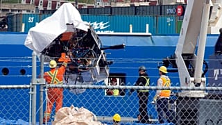 Os destroços do submersível Titan são descarregados do navio Horizon Arctic no cais da Guarda Costeira canadiana em St. John's, 28 de junho de 2023