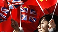 Unos manifestantes prochinos ondean banderas británicas y chinas ante la embajada china ante la llegada del primer ministro Wen Jiabao, el 1 de febrero de 2009