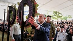 Премьер-министр Израиля Биньямин Нетаньяху принимает участие в государственной церемонии поминовения солдат, погибших во время войны в секторе Газа, в Иерусалиме, 16 октября 2025 г.