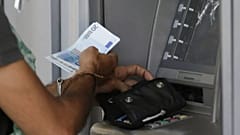 DOSYA: Atina'da bir bankanın ATM'sini kullanan bir adam, 7 Temmuz 2015 