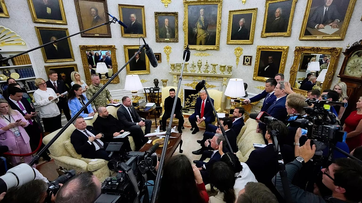 Prezydent USA Donald Trump rozmawia z prezydentem Ukrainy Wołodymyrem Zełenskim w Gabinecie Owalnym Białego Domu, 18 sierpnia 2025 roku