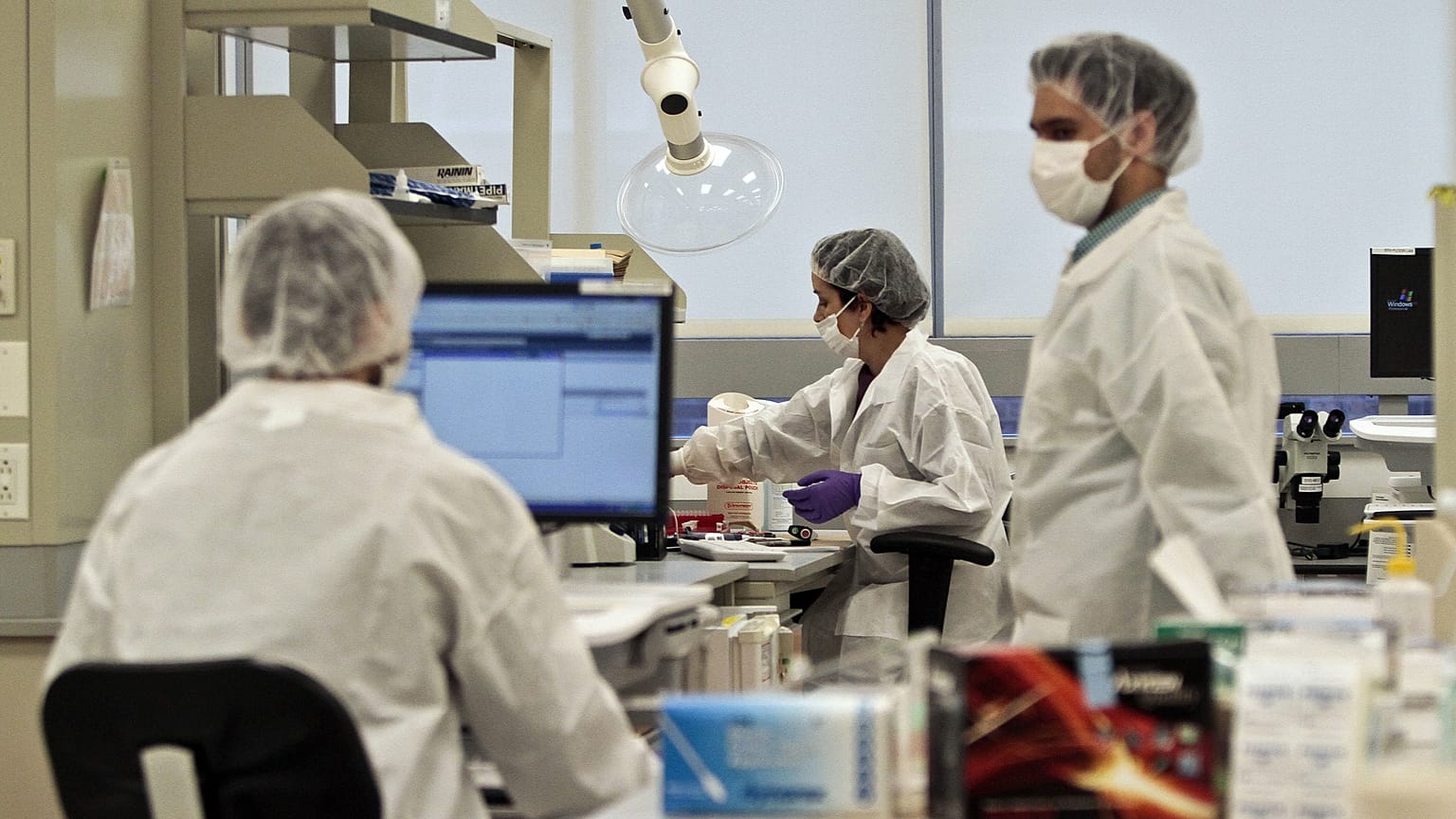 يعمل متدربو الطب الجنائي في مختبر بمكتب كبير الأطباء الشرعيين في نيويورك (تصوير: بيبيتو ماثيوز/أسوشيتد برس، ملف)